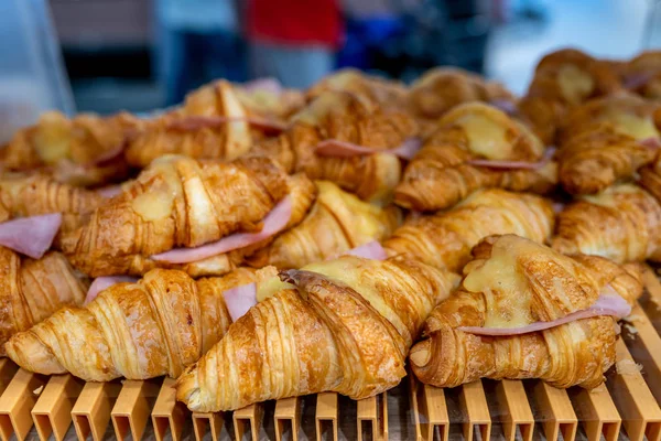 Foto de primer plano del croissant de jamón de queso en la pastelería — Foto de Stock