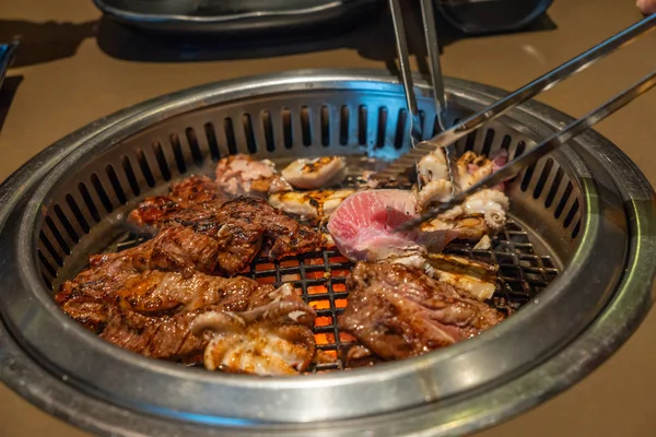 La gente grill camarones mariscos y carne de res en la estufa — Foto de Stock