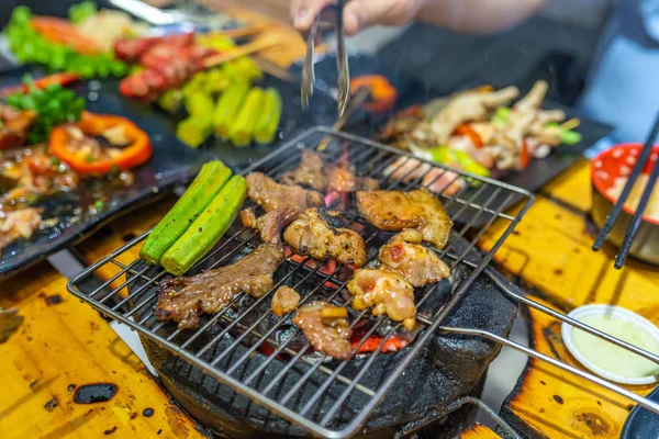 Grelhar carne marinada e legumes de quiabo no fogão a carvão — Fotografia de Stock