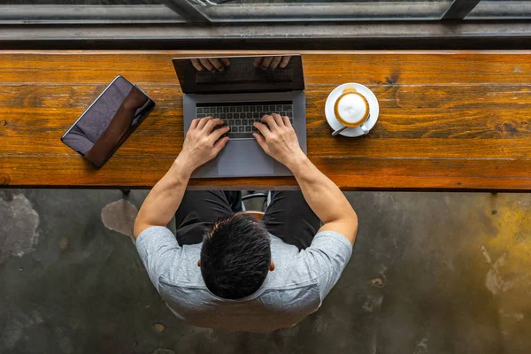 Vista superior de musculoso hombre de negocios asiático escribir portátil en la cafetería — Foto de Stock