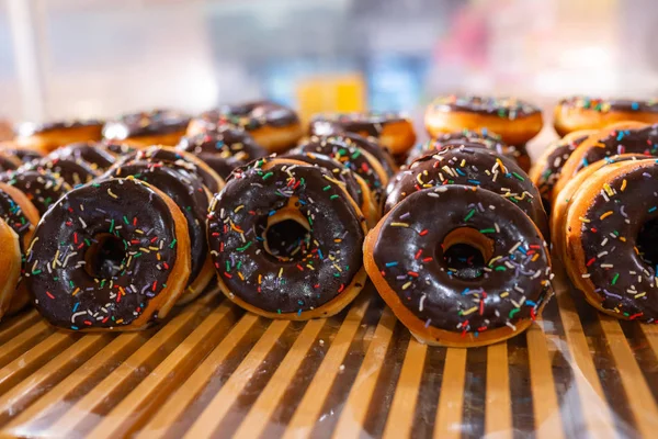 Stapel smakelijke frosted chocolade donut met sprinkle topping — Stockfoto