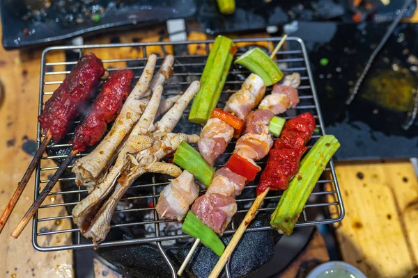 Sortimento de espetos grelhados e carne no fogão a carvão — Fotografia de Stock