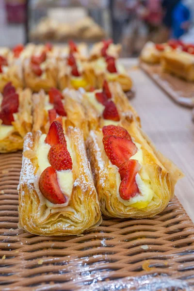 Pastel de hojaldre fresco con fresa dulce en bandeja en pastelería — Foto de Stock