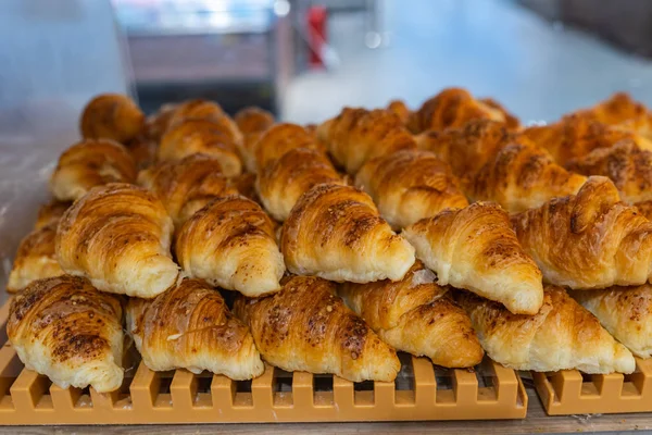 Delicioso cruasán de mantequilla recién horneada a la venta en una pastelería — Foto de Stock