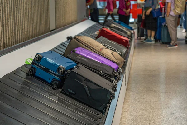 Valigie per passeggeri su nastro trasportatore bagagli in aeroporto — Foto Stock