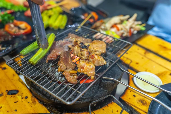 Carne e legumes marinados no fogão a carvão na festa de churrasco — Fotografia de Stock