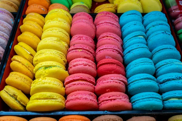 Bandeja de macaron colorido para la venta en pastelería —  Fotos de Stock