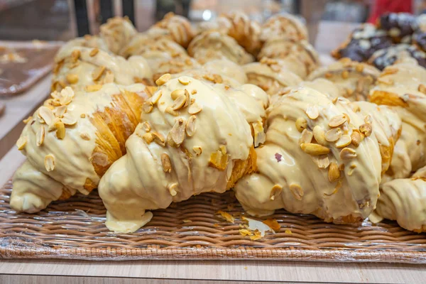 Deliciosos croissants de queso crema a la venta en la pastelería — Foto de Stock