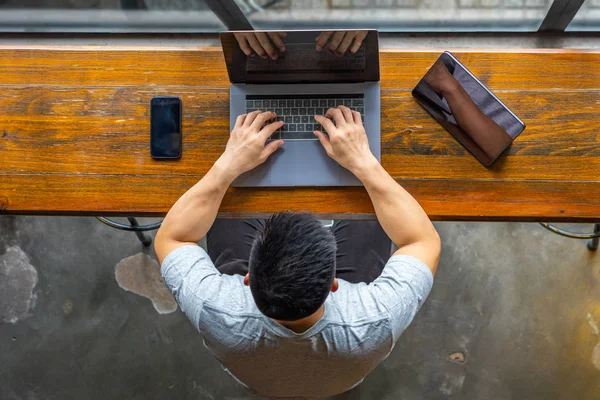 Vista superior del empresario asiático que trabaja con el ordenador portátil y la tableta — Foto de Stock