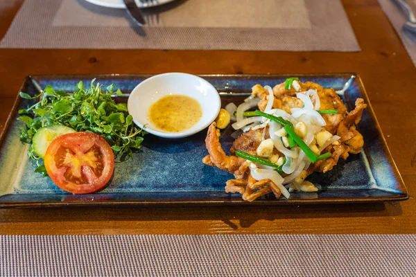 Cocina asiática crujiente cangrejo frito en plato bien decorado — Foto de Stock
