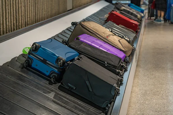 Deposito bagagli su nastro trasportatore all'arrivo in aeroporto — Foto Stock