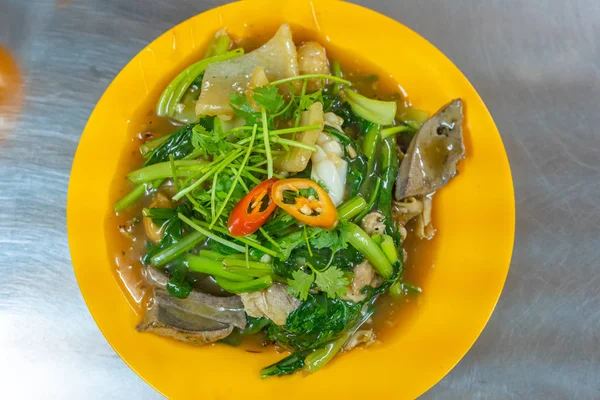 Top view photo of stir-fried rice noodle and pork organs — Stock Photo, Image