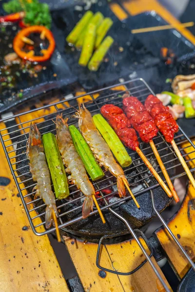 Foto vertical de quiabo e camarões no fogão a carvão de churrasco — Fotografia de Stock