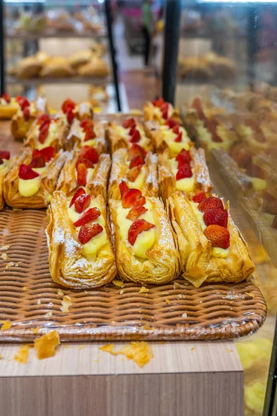 Pastelería hinchada fresca con fresa para la venta en panadería — Foto de Stock