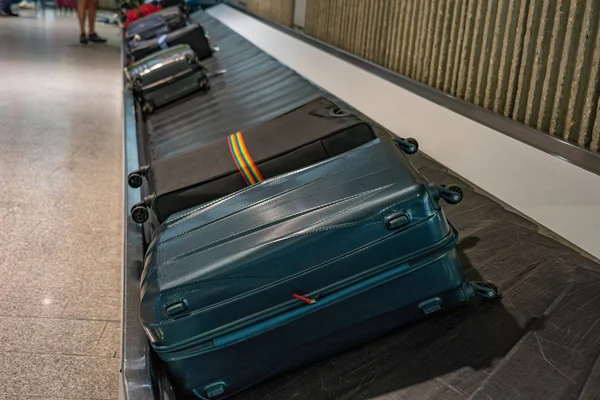 Valigie con cintura a giostra al reparto ritiro bagagli in aeroporto — Foto Stock