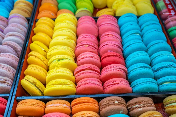 Tumpukan kue macaroon Prancis berwarna-warni untuk dijual di toko roti — Stok Foto