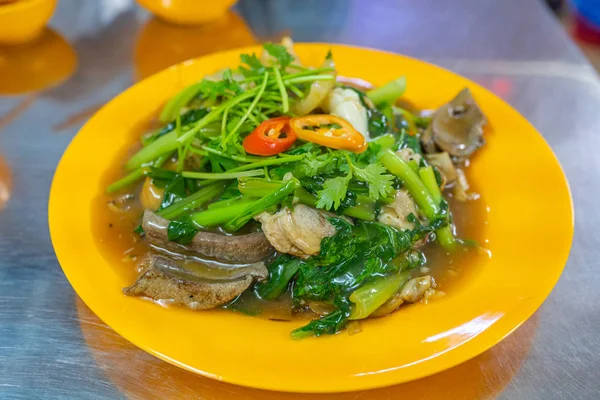 Тарелка вкусной китайской лапши и овощей с китайским вкусом — стоковое фото