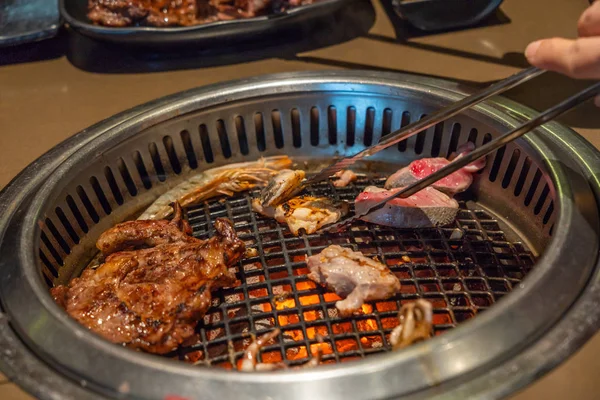 Marisco grelhado e bifes no fogão para churrasco — Fotografia de Stock