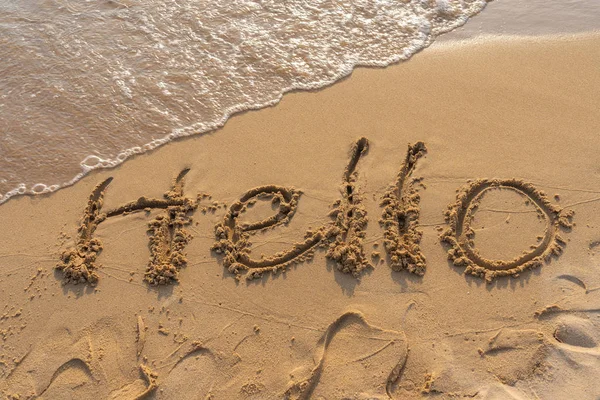 El texto Hola escritura en la playa de arena — Foto de Stock