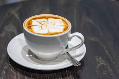 Cappuccino kahve fincanında süt köpüğü deseni çok güzel.