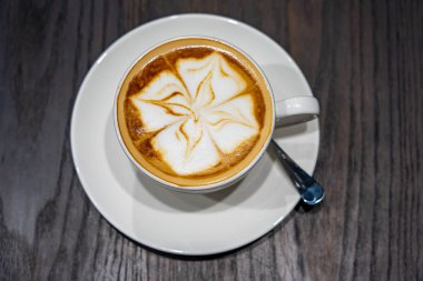 Cappuccino kahvenin güzel latte sanatıyla en iyi görüntüsü. 