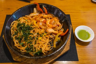 Karidesle servis edilen lezzetli deniz ürünleri spagettisi tabağı. 