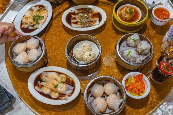 Auswahl an köstlichen hong kong gedämpften Dimsum auf dem Tisch — Stockfoto