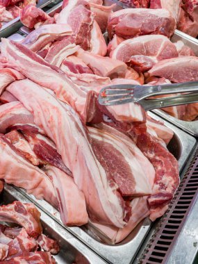 Kasapta çiğ domuz pirzolası.