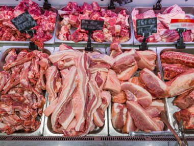 Kasapta satılık domuz pirzolası ve domuz pirzolası.