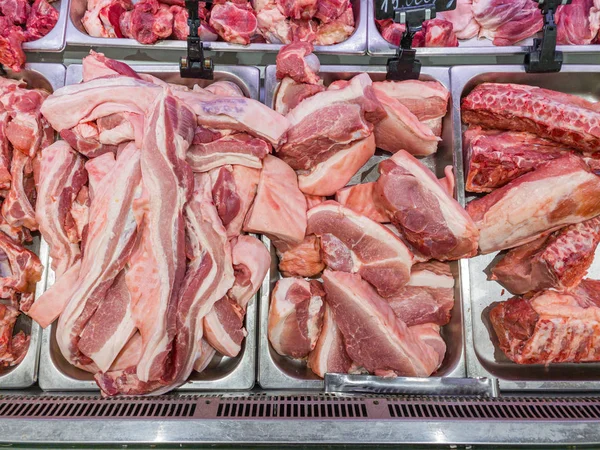 Un mucchio di carne di maiale cruda al supermercato — Foto Stock