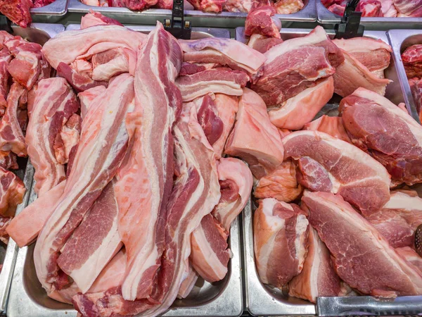 Carne di maiale pancia in vendita presso la bancarella del macellaio nel supermercato — Foto Stock
