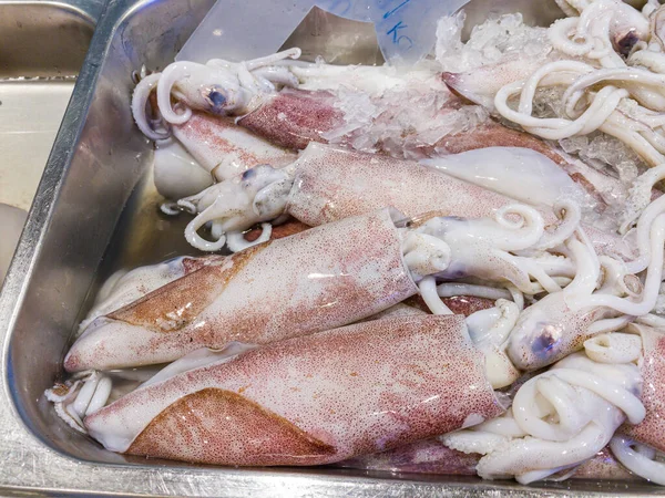 Pile of frozen squids for sale at seafood market — Stock Photo, Image