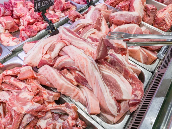 Mucchio di carne di maiale cruda in macelleria — Foto Stock