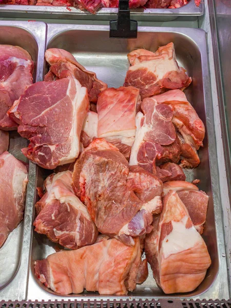 Foto verticale della carne di maiale cruda tagliata sul mercato — Foto Stock