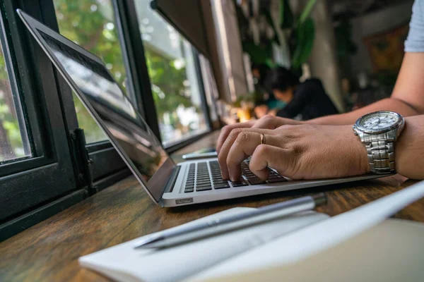 Hombre casado manos escribiendo en el teclado portátil — Foto de Stock