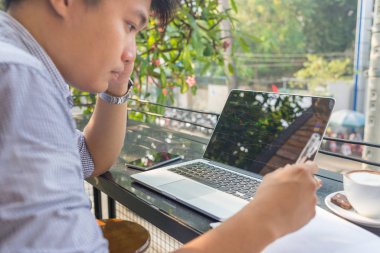 Yatırımcı hisse senedi piyasasının dizüstü bilgisayarda değişiklik izlerken