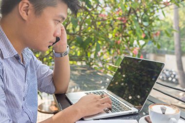 Asyalı yatırımcı dizüstü bilgisayardaki borsa değişikliğini izliyor