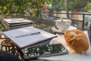 Bir fincan kahve ve ekmekle güzel bir iş günü.