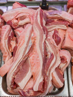 Üst markette satılık domuz eti dilimleri.