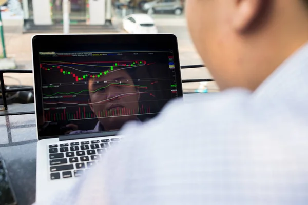 Asiatische Investoren konzentrieren sich auf die Verfolgung der Veränderung des Aktienmarktes am Laptop — Stockfoto