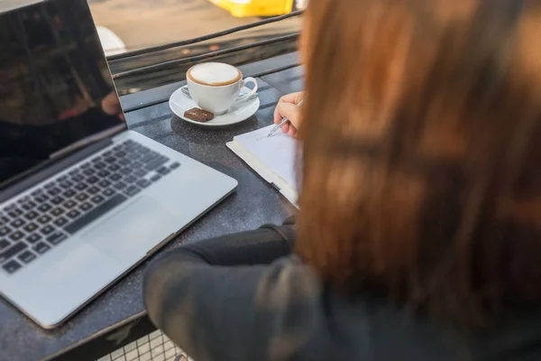 Unga studerande skriver anteckningar på morgonen — Stockfoto