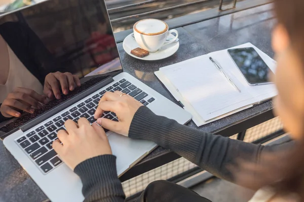 Ung kvinna med laptop utomhus — Stockfoto