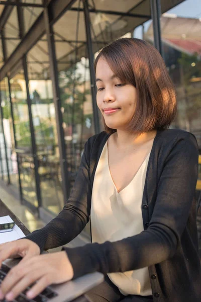 Foto vertical de la joven mujer asiática usando el ordenador portátil — Foto de Stock