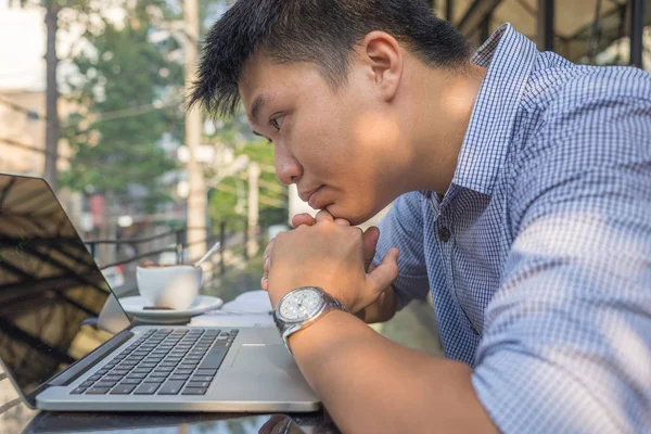 Inversor asiático viendo el cambio de la bolsa en el ordenador portátil — Foto de Stock