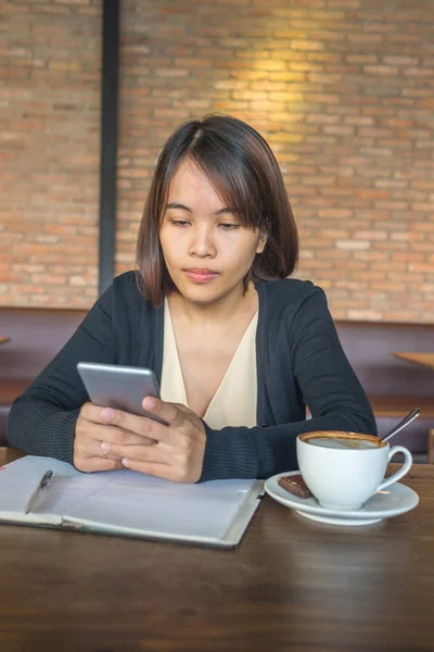 Mujer usando smartphone en la cafetería — Foto de Stock