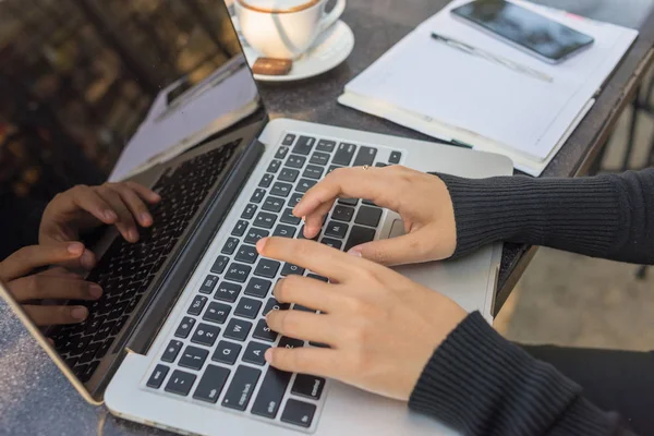 Female hand working on laptop at the cafe — Stock Photo, Image