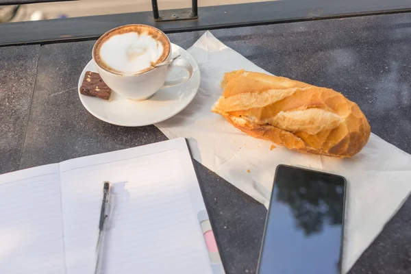 Neuer Arbeitstag mit einer Tasse Kaffee und Brot — Stockfoto