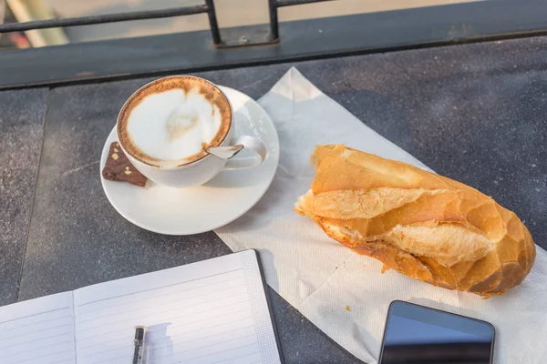 Morgensonne scheint auf Schreibtisch mit Kaffee und Brot — Stockfoto