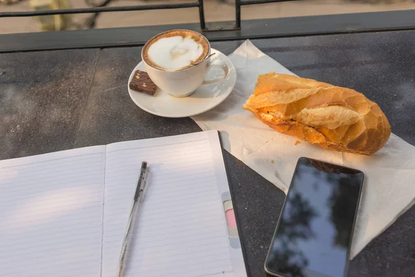 Schöner Arbeitstag mit einer Tasse Cappuccino und Brot — Stockfoto