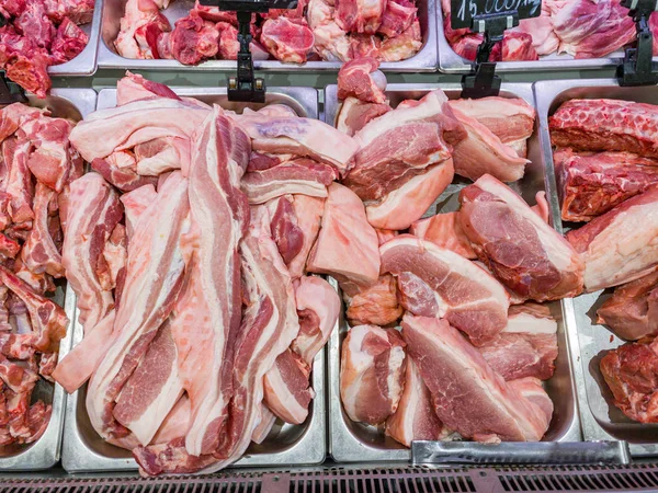Assortimento di carni suine in macelleria vetrina al supermercato — Foto Stock